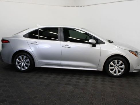 Used 2020 Toyota Corolla LE FWD image 4