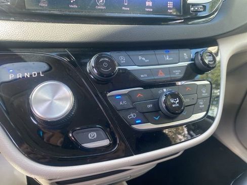 Used 2024 Chrysler Pacifica Touring-L FWD image 21