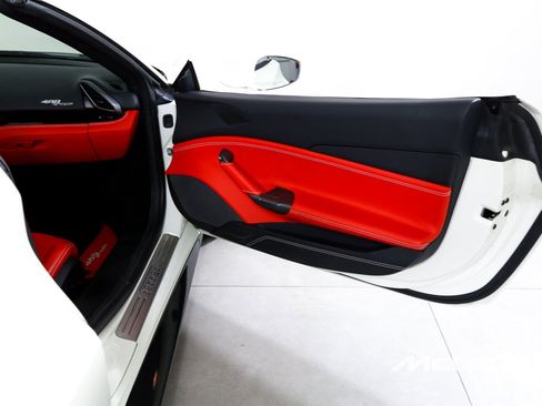 Used 2018 Ferrari 488 Spider RWD image 19