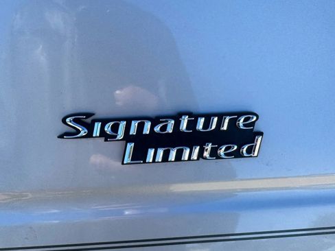Used 2009 Lincoln Town Car Signature Limited image 23