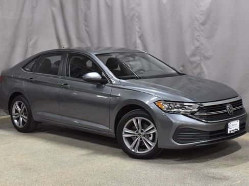 Used 2024 Volkswagen Jetta SE image 3