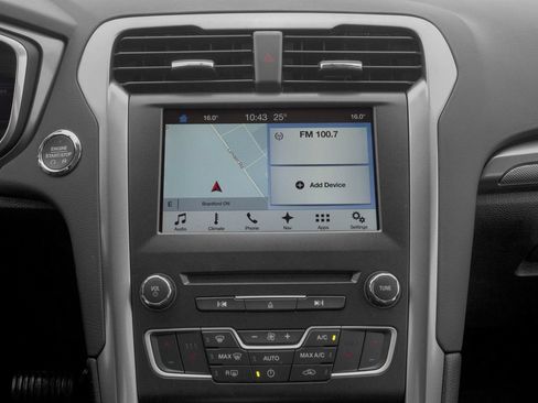 Used 2018 Ford Fusion SE w/ Fusion SE Technology Package FWD image 18