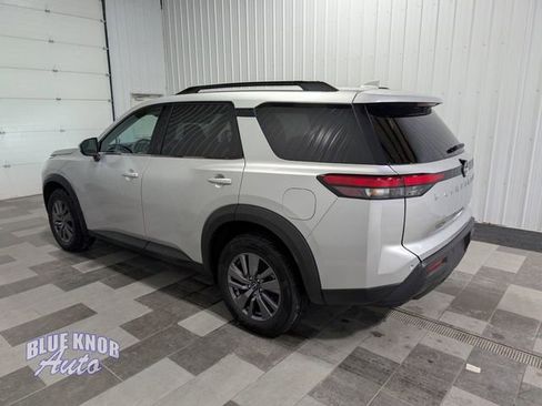 Used 2025 Nissan Pathfinder SV image 2