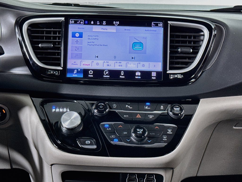 Used 2023 Chrysler Pacifica Touring-L FWD image 14