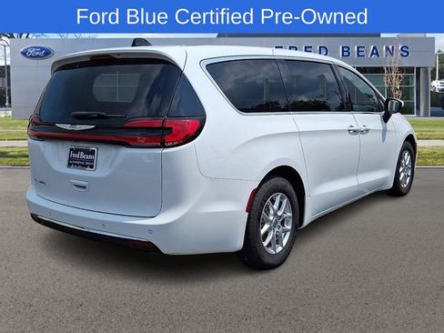 Used 2023 Chrysler Pacifica Touring-L FWD image 7