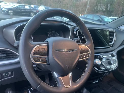 Used 2025 Chrysler Pacifica Select image 28