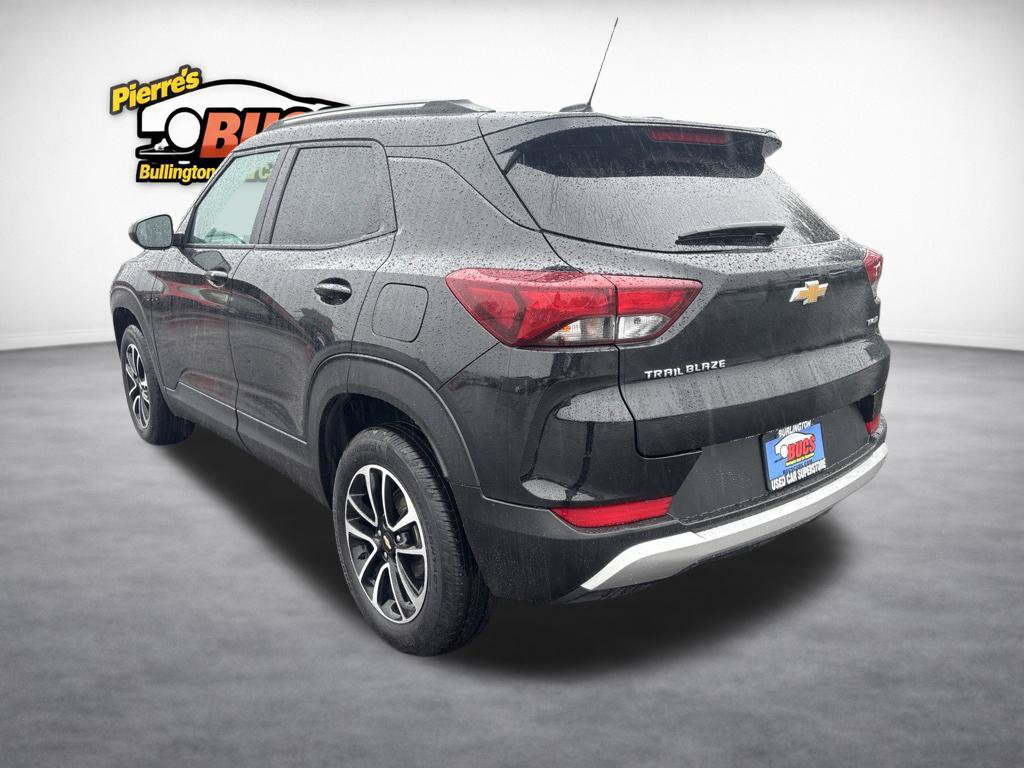 Used 2025 Chevrolet TrailBlazer LT AWD/4WD image 3
