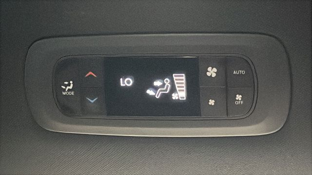 Used 2024 Chrysler Pacifica Limited FWD image 36