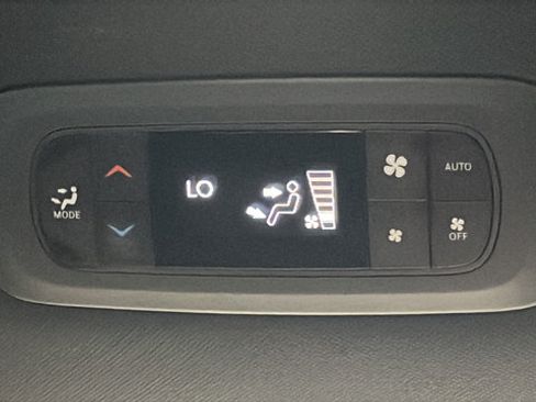 Used 2024 Chrysler Pacifica Limited FWD image 36