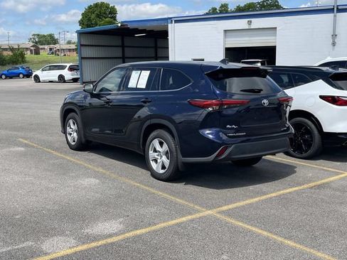 Used 2022 Toyota Highlander LE AWD/4WD image 5