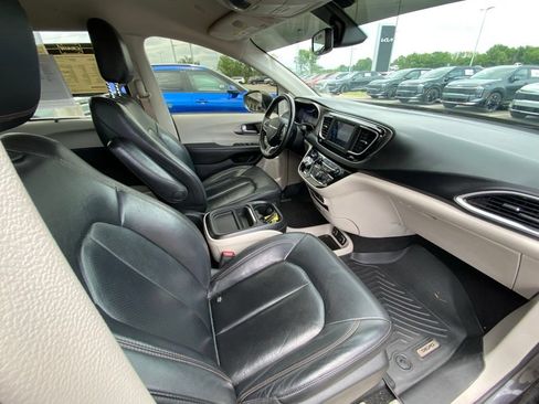 Used 2020 Chrysler Pacifica Touring-L FWD image 36
