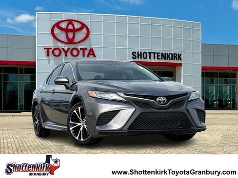 Used 2018 Toyota Camry SE FWD image 1