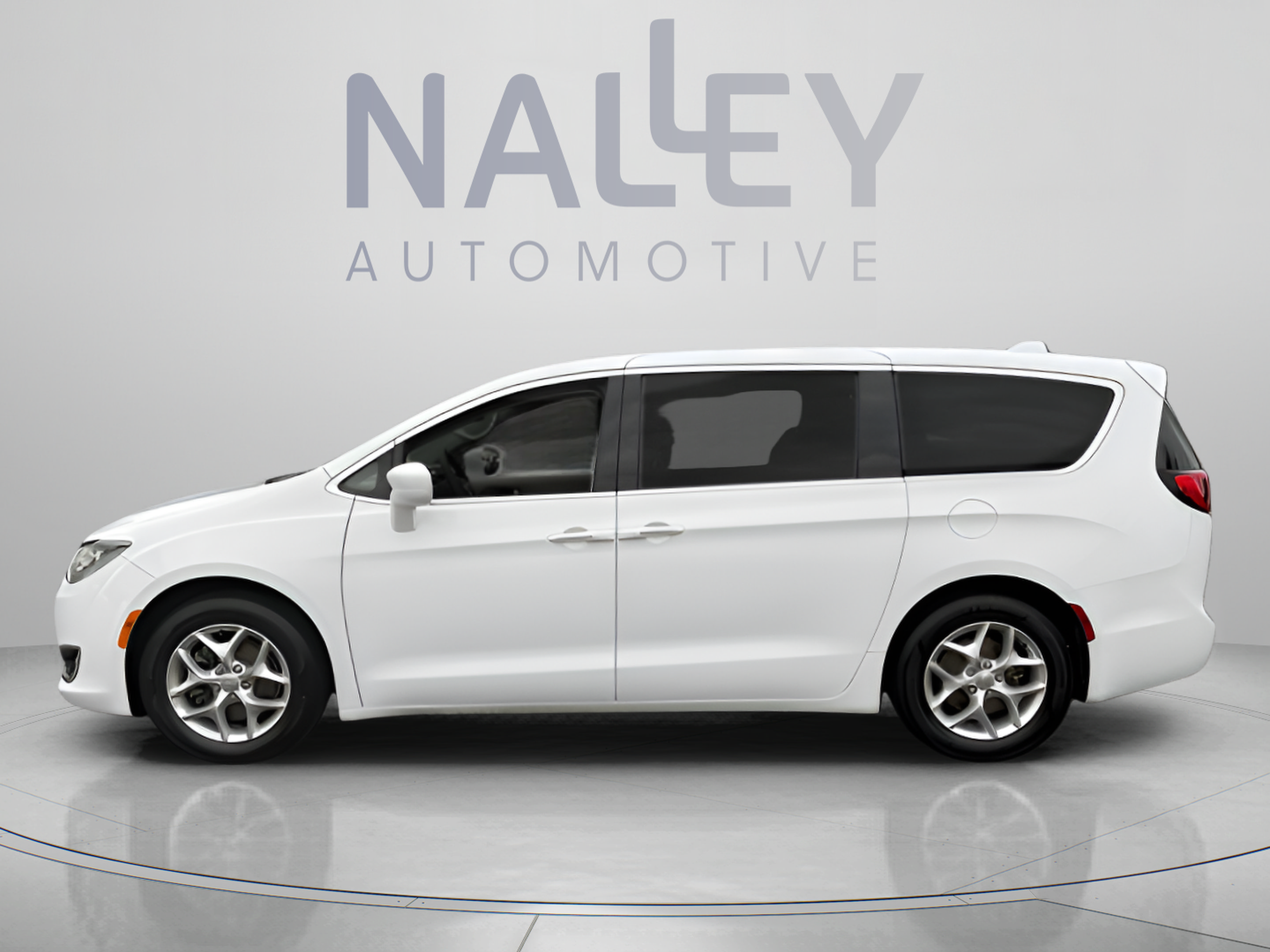Used 2018 Chrysler Pacifica Touring Plus w/ Tire & Wheel Group FWD image 2