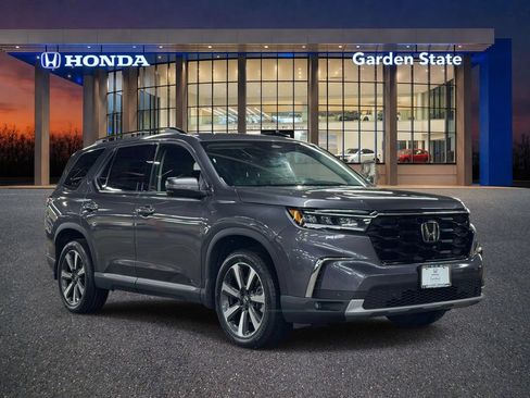 Used 2023 Honda Pilot Touring image 2