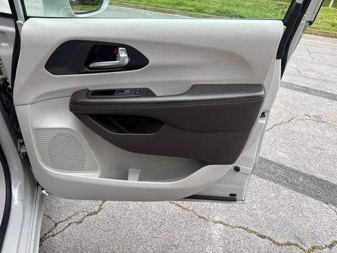 Used 2021 Chrysler Pacifica Touring-L FWD image 9
