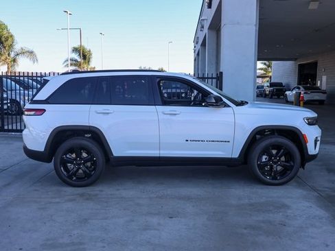 New 2025 Jeep Grand Cherokee Limited w/ Luxury Tech Group II image 3
