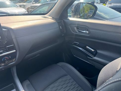 Used 2022 Nissan Pathfinder SV w/ SV Premium Package AWD/4WD image 14