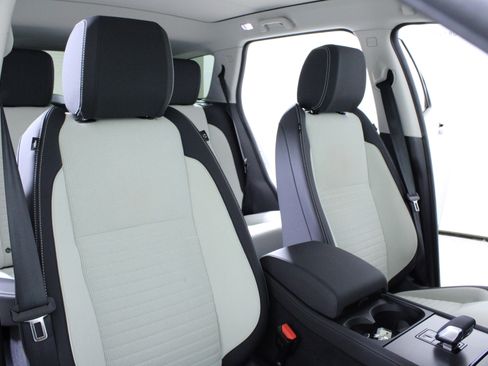 Used 2025 Land Rover Discovery Sport S image 18