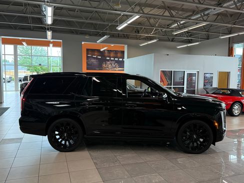 Used 2026 Cadillac Escalade Platinum Sport w/ LPO, ONYX Package AWD/4WD image 4