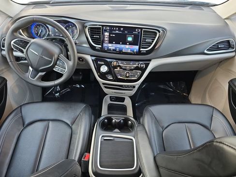 Used 2024 Chrysler Pacifica Touring-L FWD image 9
