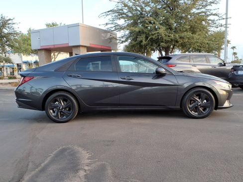 Used 2022 Hyundai Elantra SEL w/ Preferred Accessory Package FWD image 3