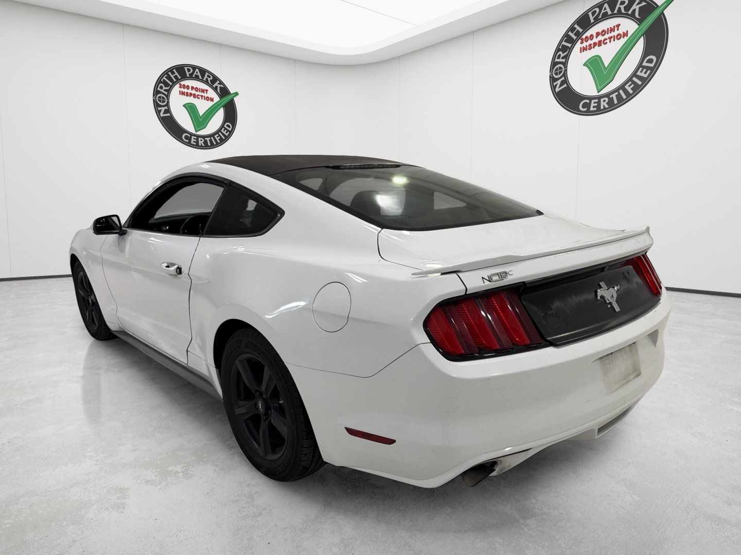 Used 2015 Ford Mustang Coupe RWD image 3