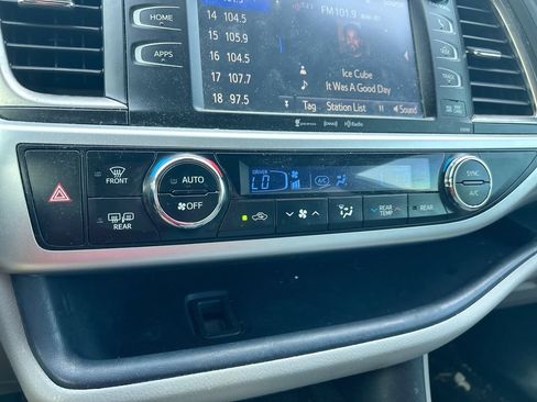 Used 2019 Toyota Highlander XLE FWD image 25
