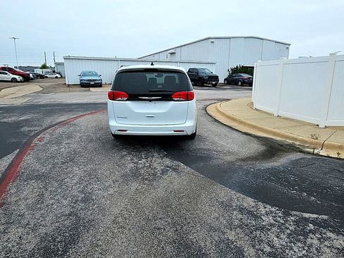 Used 2023 Chrysler Voyager LX FWD image 5