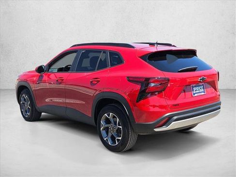 Used 2026 Chevrolet Trax LT w/ LPO, Blackout Package FWD image 8
