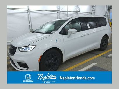 Used 2022 Chrysler Pacifica Limited w/ Uconnect Theater Family Group