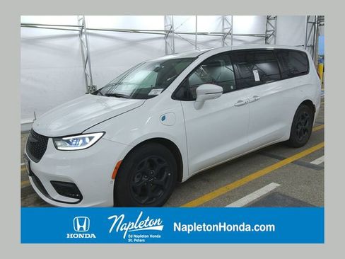 Used 2022 Chrysler Pacifica Limited w/ Uconnect Theater Family Group FWD image 1