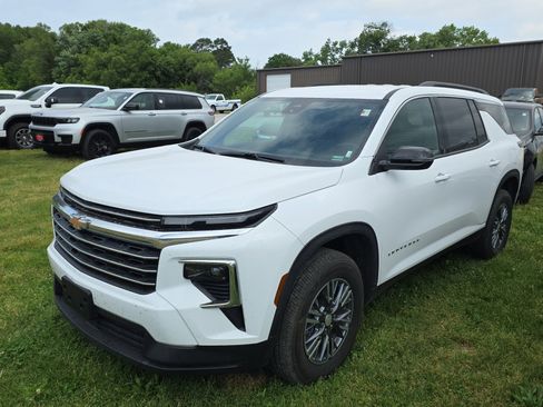Used 2026 Chevrolet Traverse LT AWD/4WD image 3