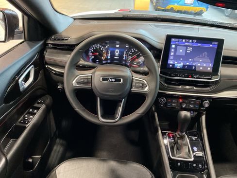 Used 2025 Jeep Compass Trailhawk image 15