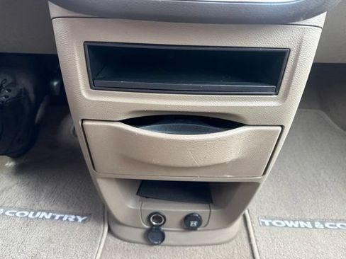 Used 2013 Chrysler Town & Country Touring FWD image 29