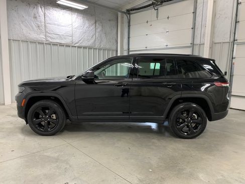 Used 2023 Jeep Grand Cherokee Limited w/ Black Appearance Package AWD/4WD image 24