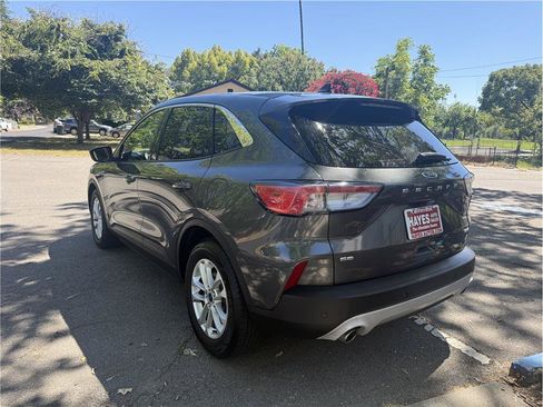 Used 2020 Ford Escape SE FWD image 3