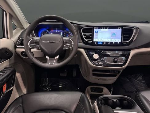 Certified 2023 Chrysler Pacifica Touring-L image 5
