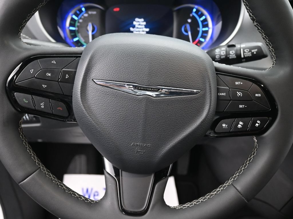Used 2024 Chrysler Pacifica Limited FWD image 12