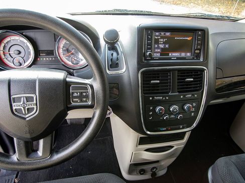 Used 2019 Dodge Grand Caravan SE w/ UConnect Hands-Free Group image 14