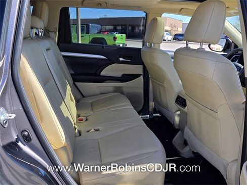 Used 2019 Toyota Highlander XLE image 18