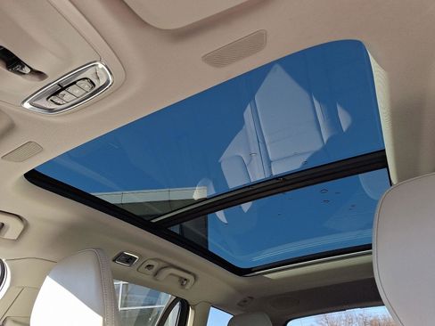 Used 2020 Volvo V60 T5 Cross Country w/ Protection Package image 15