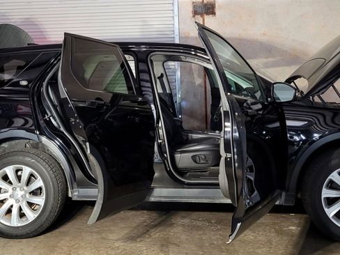 Used 2017 Land Rover Discovery Sport SE image 12