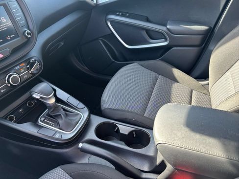 Used 2025 Kia Soul LX w/ LX Technology Package FWD image 39