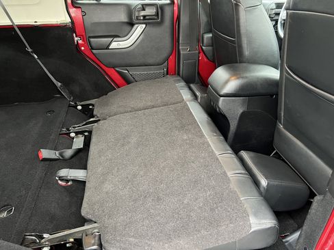 Used 2012 Jeep Wrangler Unlimited Sahara w/ Connectivity Group image 19