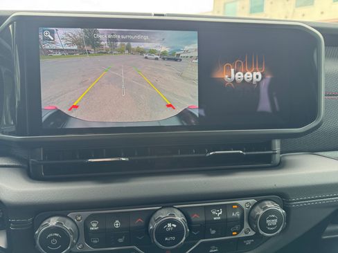 Used 2025 Jeep Gladiator Rubicon w/ Convenience Group AWD/4WD image 12