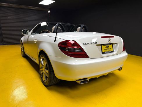 Used 2010 Mercedes-Benz SLK 300 image 4