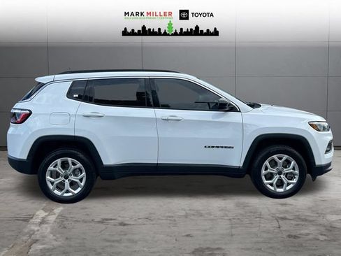 Used 2025 Jeep Compass Latitude AWD/4WD image 6
