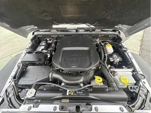 Used 2018 Jeep Wrangler Unlimited Rubicon w/ Connectivity Group image 30