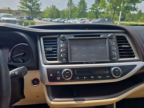 Used 2016 Toyota Highlander Limited w/ Driver Technology Package AWD/4WD image 21