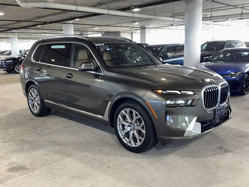Used 2024 BMW X7 xDrive40i w/ Premium Package AWD/4WD image 2